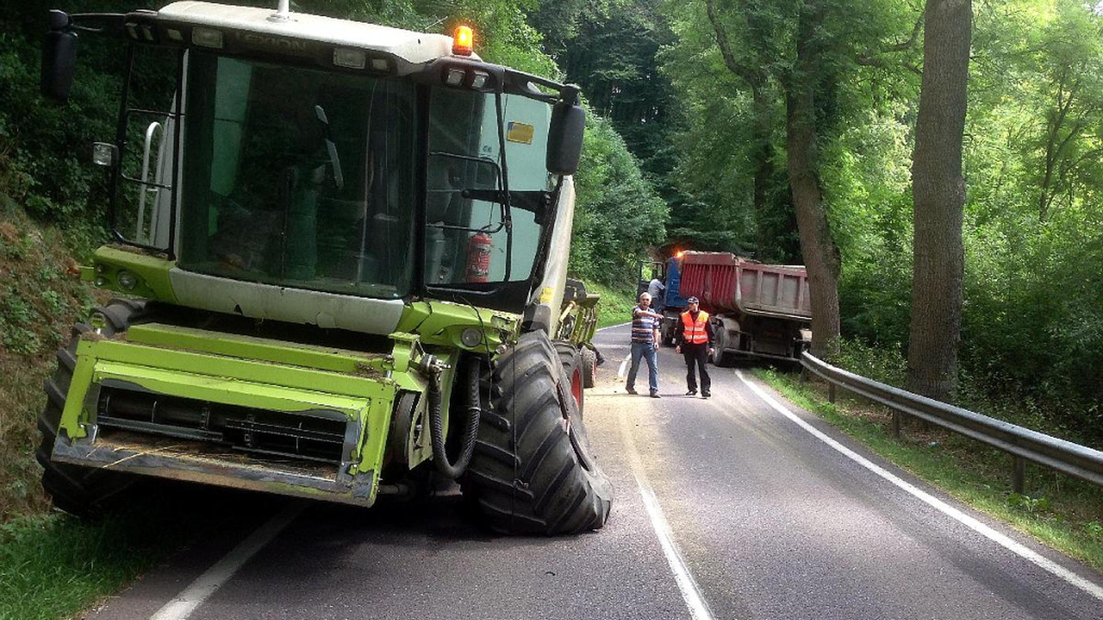 Cruchten Kollision Zwischen M Hdrescher Und Lastwagen Luxemburger Wort